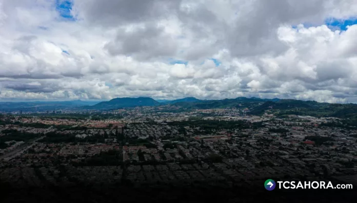 Durante el día, el cielo se mantendrá nublado; pero, a partir de la tarde y durante la noche, se esperan algunas lluvias y tormentas.