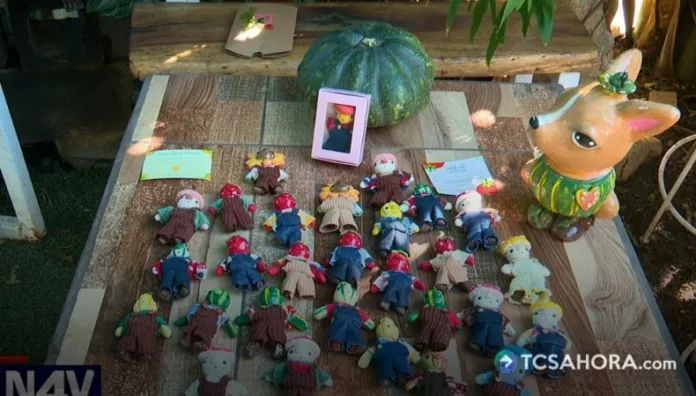Los niños cabeza de ayote convierten una canción de cuna en piezas de arcilla creadas por una joven artesana.