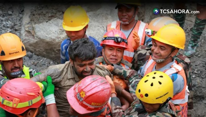 Rescatan a dos personas con vida de túnel en Nepal