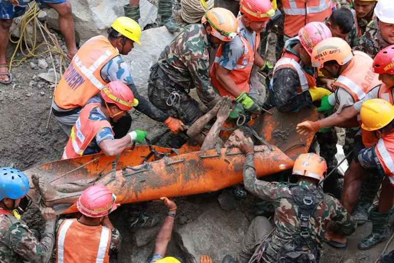 Rescatan a dos personas con vida de túnel en Nepal 
