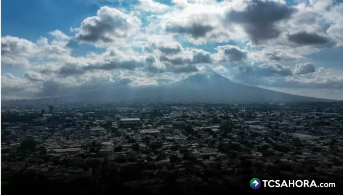 Hoy, las altas temperaturas rondarán entre 33 y 39 ° Celsius, pero al final del día se esperan algunas lluvias. Onda Tropical, el domingo.