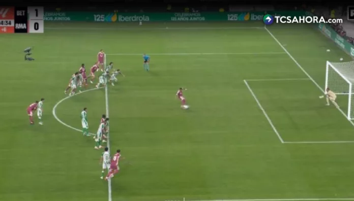 Álvaro Valles fue la figura en la victoria ante el Madrid, atajó el penal de Mbappé, el árbitro, tras comunicación con el VAR, confirmó que no hubo invasión en el área.