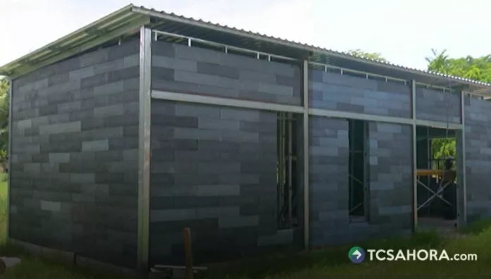 El plástico encuentra una segunda oportunidad en un proyecto que transforma residuos en bloques y columnas para construir hogares.
