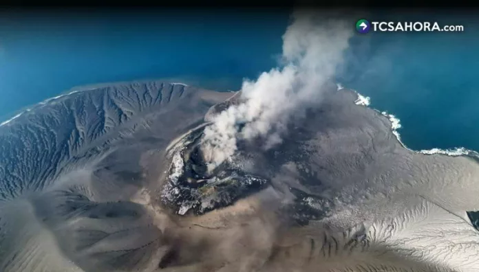 Erupción volcánica obliga el cierre de ocho aeropuertos en Indonesia
