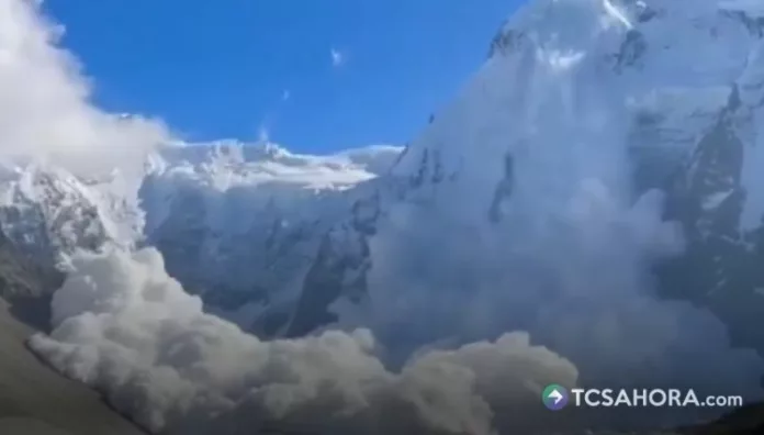 El Ministerio de Situaciones de Emergencia de Rusia detalló que la avalancha sorprendió a 33 alpinistas que se encontraban en expedición.