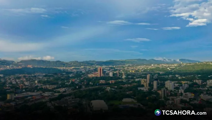 Luego del ambiente caluroso que se prevé para hoy, con temperaturas máximas que podrán llegar a 40 °C, se podrían tener lluvias esporádicas.