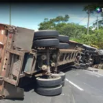 Accidente de rastras complica tránsito en carretera