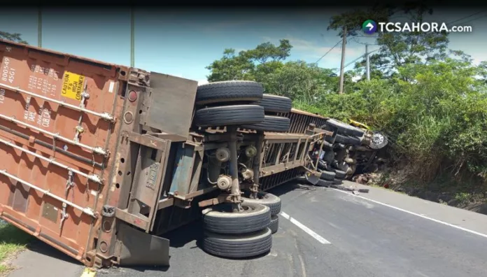 Accidente de rastras complica tránsito en carretera