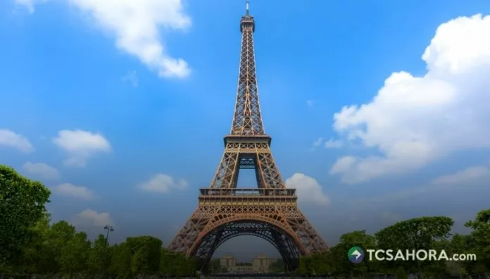 La Torre Eiffel reabrió tras una huelga por excluir a las empleadas durante una visita privada de un grupo hindú.