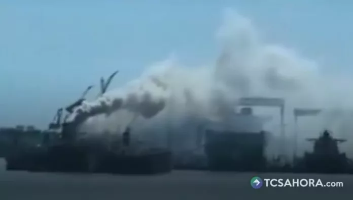 Al menos 25 personas fallecieron luego de que un buque de carga se incendiara este jueves en el este de China.