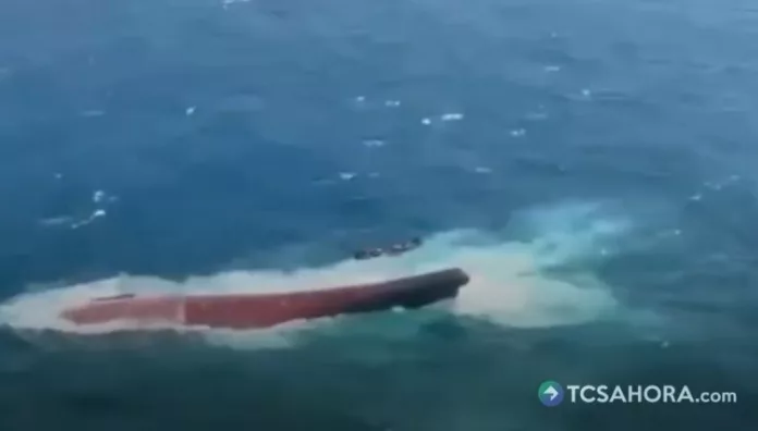 Al menos seis personas fallecieron y otras 130 permanecen desaparecidas tras el naufragio de un ferri en el mar de Java, Indonesia.