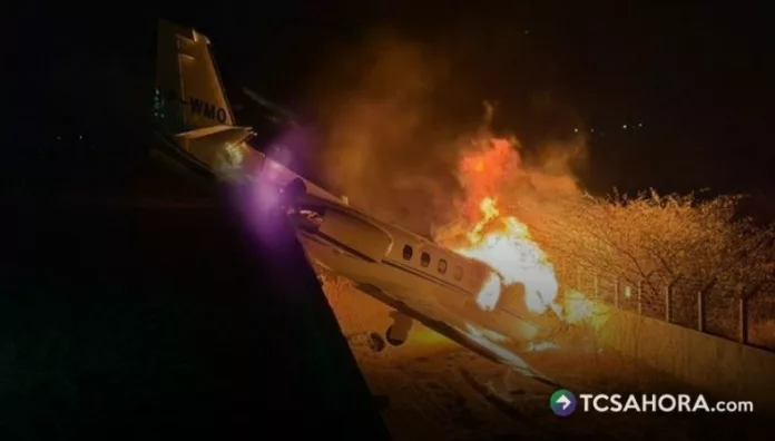 Los bomberos localizaron ambas turbinas del avión completamente en llamas al llegar al sitio del accidente.