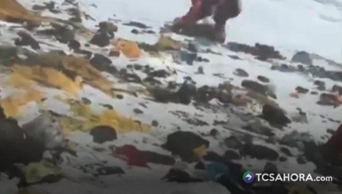 El campamento IV del monte Everest acumula tiendas de campaña abandonadas, botellas vacías, latas de comida, equipo roto y otros desechos.