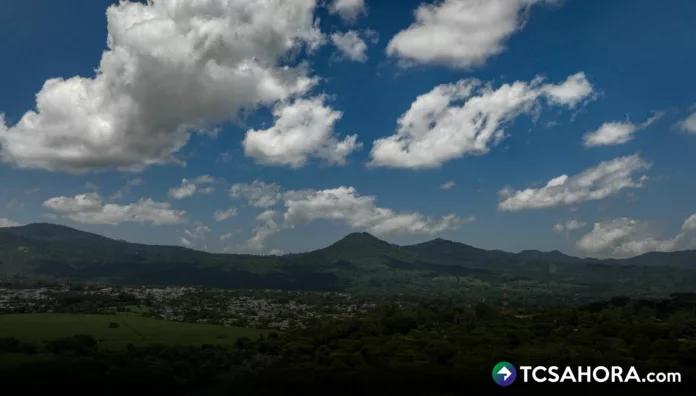 Las temperaturas máximas de hoy podrán llegar hasta los 37 °; y, en oriente a los 40 ° Celsius. Lluvias, por vaguada, al final del día.