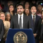 Nueva York demanda norma que negará visas a quien necesite asistencia sanitaria