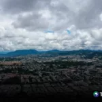 Día nublado con lluvias al final de la tarde y noche
