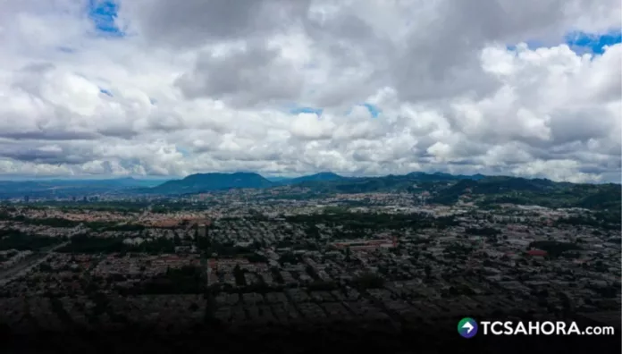 Durante el día, el cielo se mantendrá nublado; al final de la tarde y durante la noche, se esperan algunas lluvias por una vaguada.