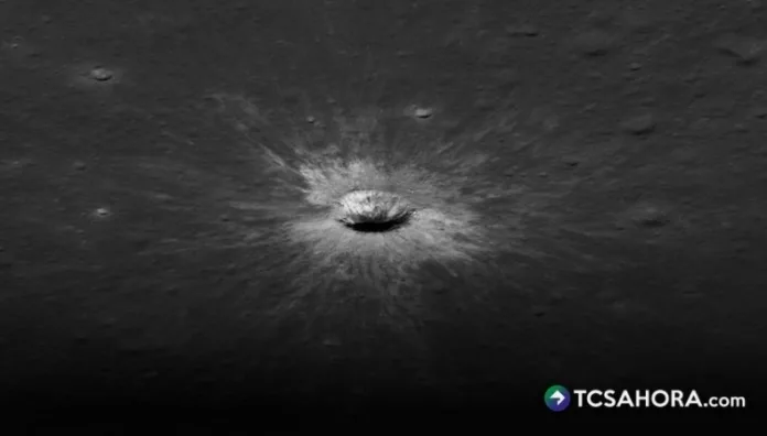 Un cráter lunar más ancho que el Coliseo Romano apareció en la cara visible de la Luna hace dos años, informó la NASA.