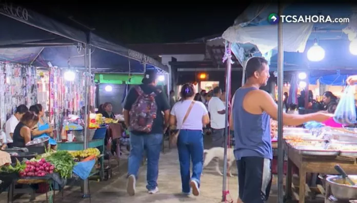 El comercio se activa de noche en Nahuizalco
