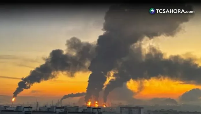 Un ataque con cientos de drones puso en alerta a Moscú, donde una refinería de petróleo y varios edificios resultaron afectados durante la ofensiva.