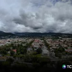 Día con mucha nubosidad, lluvias y tormentas en diferentes partes