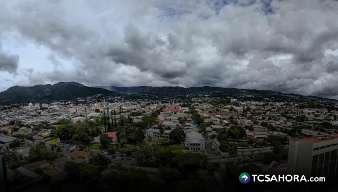 Gran parte del día se mantendrá con mucha nubosidad. Lluvias y tormentas se tendrán, en diferentes momentos y sectores de El Salvador.