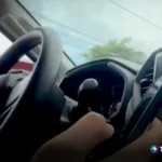 Distracción con el teléfono: conducción a ciegas en carretera