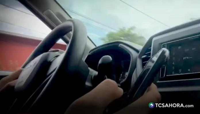 Distracción con el teléfono, conducción a ciegas en carretera