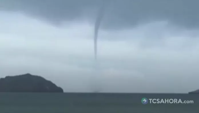 Una tromba marina fue captada frente a las costas de Guaymas, Sonora, México. El huracán Polo favoreció la aparición de este fenómeno.