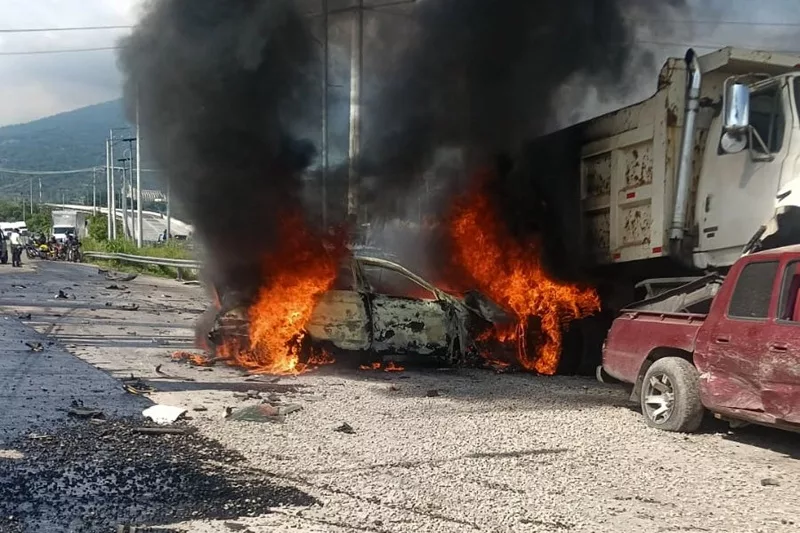 Falla en frenos de volqueta causó múltiple accidente