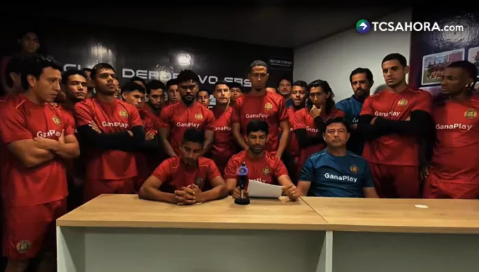 Los jugadores de Club Deportivo FAS, en una breve conferencia de prensa, denunciaron la deuda salarial de dos meses.