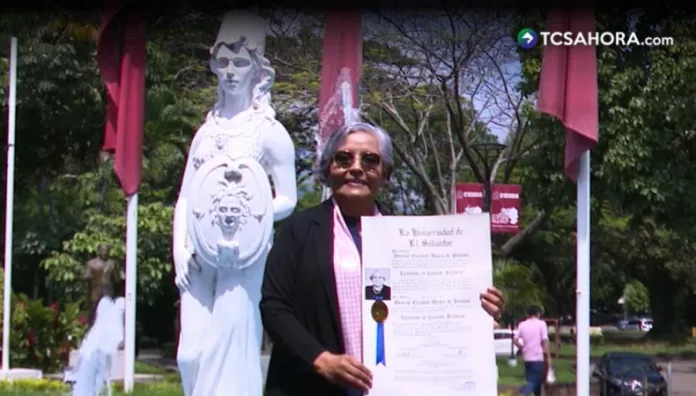Logra ser abogada ¡a los 63 años!