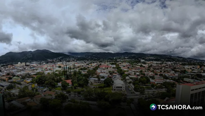 Baja presión permite ingreso de mucha humedad sobre El Salvador, por lo que los pronósticos no descartan lluvias que pueden ser sorpresivas.