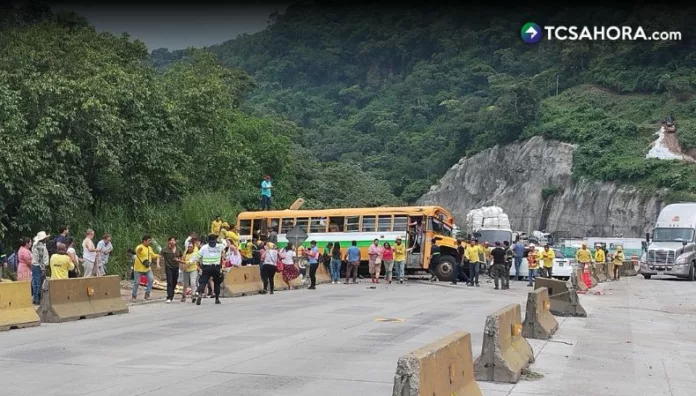 En el accidente se vieron involucrados un camión que transportaba arena, un autobús y varios vehículos particulares.