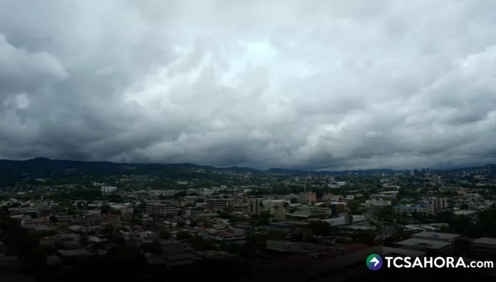 La Zona de Convergencia Intertropical (ZCIT) está sobre Centroamérica, por lo que El Salvador mantendrá abundante nubosidad y lluvias.