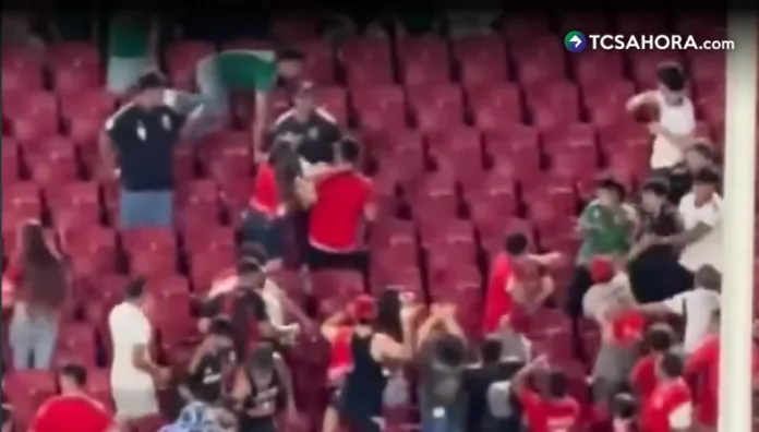 Aficionados de México y Chile se fueron a los golpes luego del amistoso disputado en Los Ángeles la noche del martes.