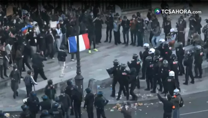 Estudiantes franceses protestan en la Plaza de la Bastilla