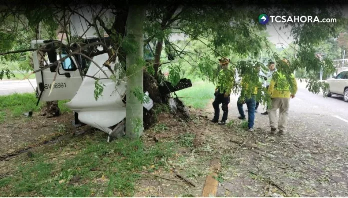 Camión colisiona en arriate de autopista a Comalapa