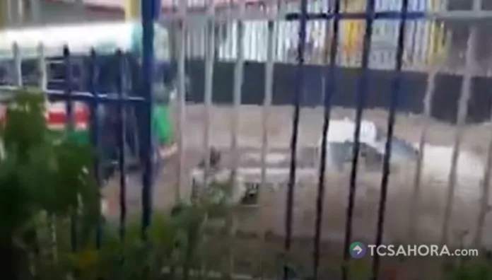 Durante las últimas horas se han registrado fuertes lluvias que han generado inundaciones en distintos puntos del departamento de Santa Ana.