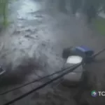Aluvión arrastra varios vehículos y buses en Chile