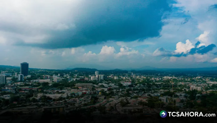 Debido a ingreso del flujo del este y el tránsito de una vaguada por Centroamérica, se podrán tener lluvias para la tarde y durante la noche.