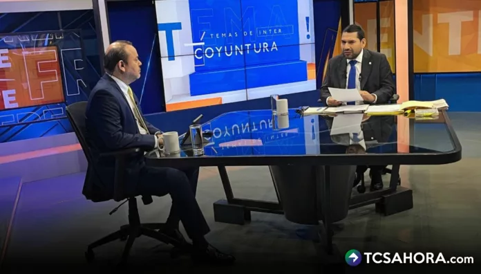 Francisco Lira, de ARENA, dijo que de 16 ministerios, a 8 se le recortan recursos. Casi $2 millones del presupuesto se cubrirían con deuda.