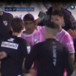 ¡Insólito! Árbitro anuló un penal tras revisar la jugada en un celular