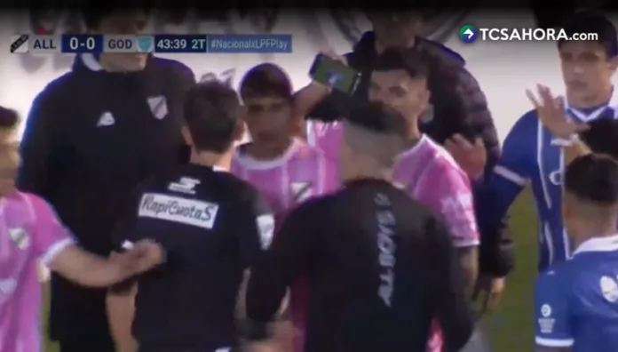 El árbitro, Nicolás Lamolina, había sancionado penal a favor de Godoy Cruz, pero tras revisar la jugada en un celular, lo anuló.