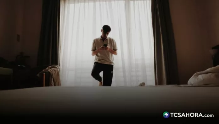 Entre los aspectos que los padres deben observar en los adolescentes se encuentran el aislamiento persistente y los cambios de ánimo