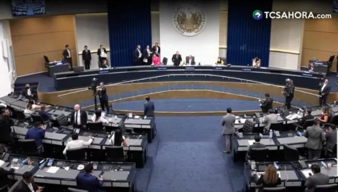La transferencia de 50 camiones pesados de la DOM es para fortalecer la capacidad de la Constructora El Salvador, de la cual es accionista