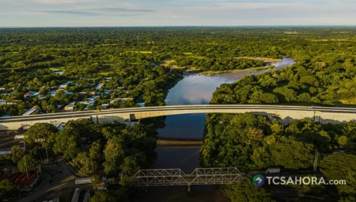 El nuevo puente binacional conecta a El Salvador con Guatemala y busca facilitar el tránsito de carga y el comercio entre ambos países.