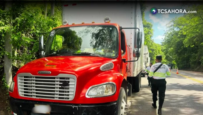 Manejar transporte público de pasajeros o de carga sin licencia se sancionará con cárcel, según reforma