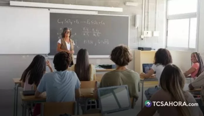 La escasez de maestros afecta más a las áreas de matemáticas, ciencias e inglés, así como a la necesidad de adaptarse a nuevas tecnologías.