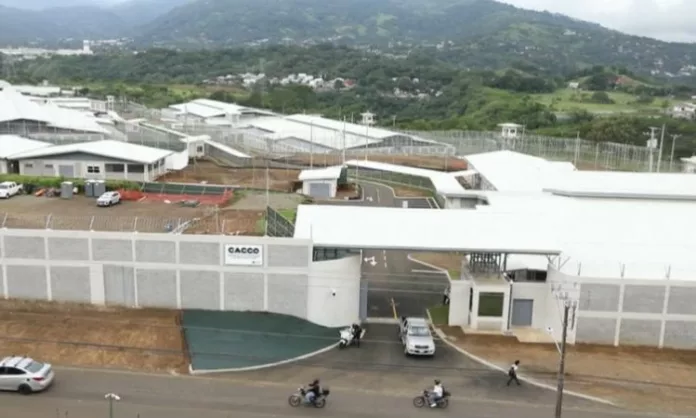 El Gobierno de Costa Rica inauguró el Centro de Alta Contención contra el Crimen Organizado (CACCO), que se inspira en la mega cárcel CECOT.